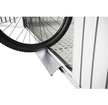 Detailný záber bicykla na rampe v garáži pre bicykle.