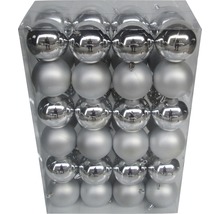 Balenie strieborných vianočných gúľ v matnom a lesklom prevedení