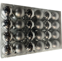 Strieborné vianočné gule v sade