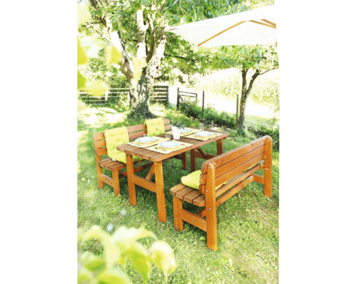 Záhradný nábytok s dreveným stolom a lavicami v záhrade
