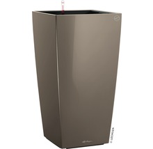 Vysoký, hranatý kvetináč s ukazovateľom hladiny vody