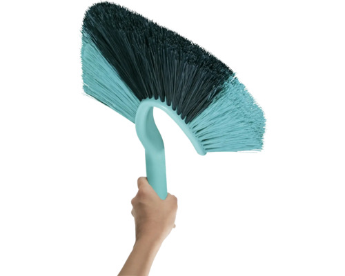 Ruka drží stropnú kefu s plastovými štetinami