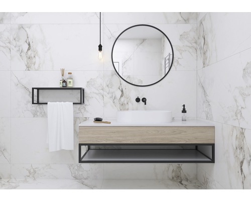 Moderná kúpeľňa s mramorovými obkladmi, umývadlo s umývadlovou misou, okrúhle zrkadlo a polica