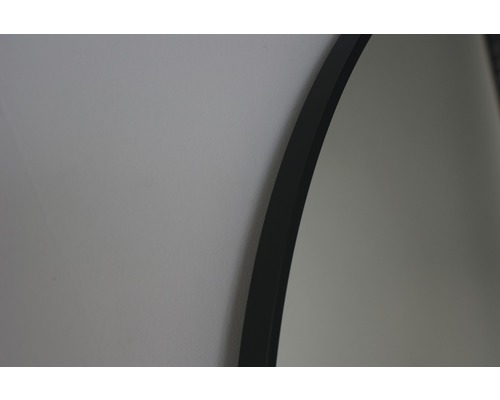 Detail okrúhleho zrkadla s rámom