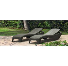 Dve záhradné ležadlá z polyratanu na terase