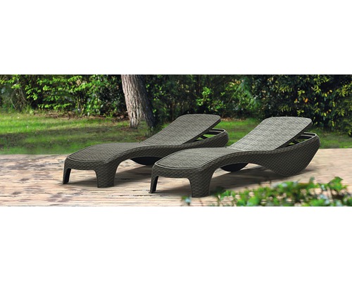 Dve záhradné ležadlá z polyratanu na terase