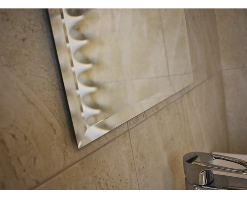 Detail zrkadla s brúseným okrajom v kúpeľni