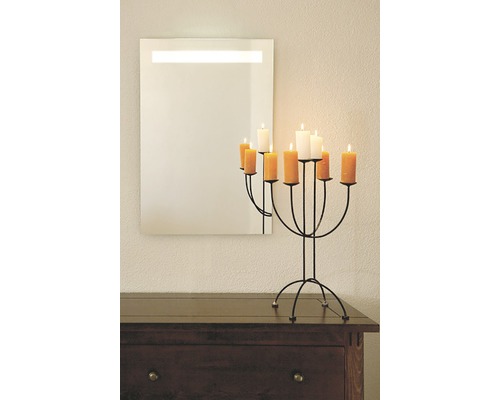 Zrkadlo s osvetlením a svietnik na komode