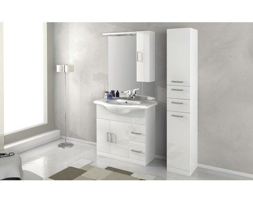 Moderná kúpeľňa s umývadlom, zrkadlom, závesnou skrinkou a vysokou skriňou