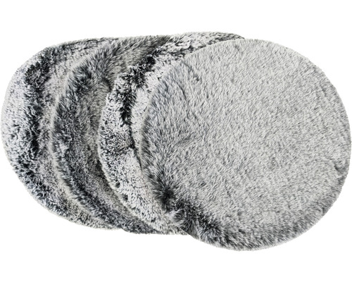 Viaceré okrúhle sivé koberce z umelej kožušiny