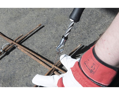 Viazací drôt je upevnený k zváranému pletivu pomocou viazacieho prístroja.