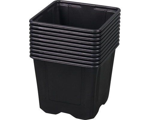 Stoh čiernych, štvorcových kvetináčov z plastu