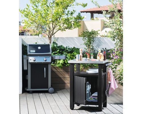 Plynový gril Weber a grilovací stôl na terase