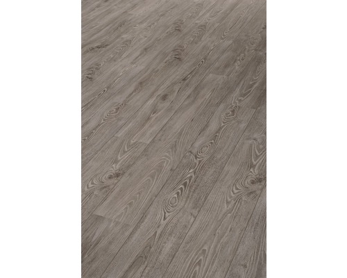 Detail laminátovej podlahy s dreveným vzhľadom