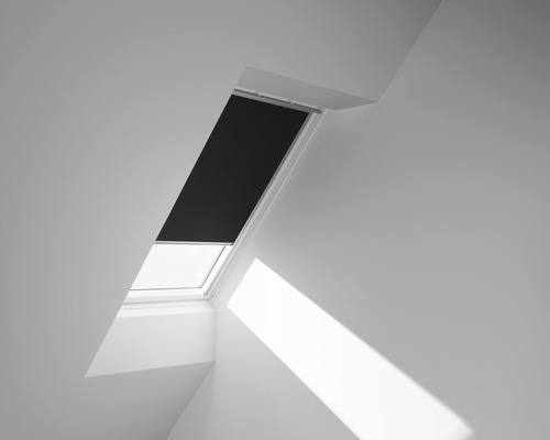 Strešné okno so zatemňovacou roletou v svetlej miestnosti.