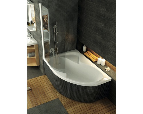 Rohová vaňa so sprchovou zástenou v kúpeľni s tmavými obkladmi a drevenou podlahou