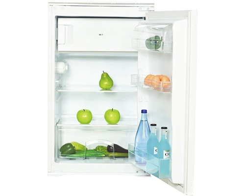 Otvorená chladnička s potravinami