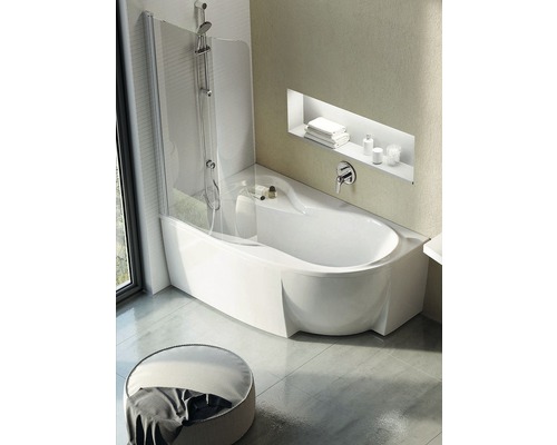 Kúpeľňa s vaňou, sprchovou zástenou a nástennou nikou