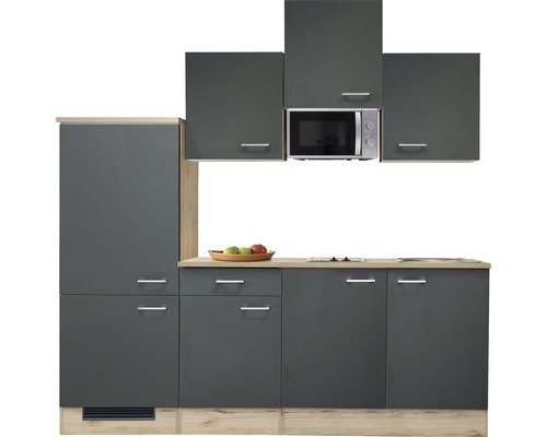 Sivá kuchynská linka s hornými skrinkami a mikrovlnnou rúrou