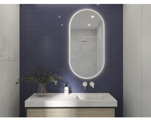 Kúpeľňa s umývadlom, zrkadlom s osvetlením a modrou obkladačkou