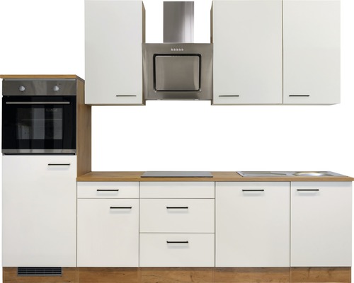 Moderná vstavaná kuchyňa s bielymi skrinkami, digestorom a rúrou