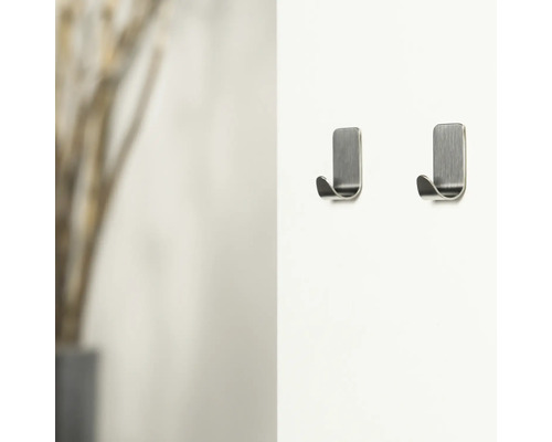 Dva kovové háčiky na montáž na stenu