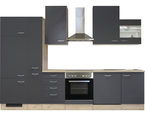 Kompletná kuchyňa so sivými skrinkami, digestorom a vstavanou rúrou.