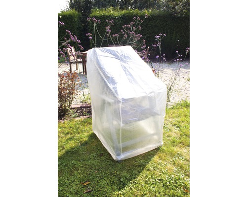 Záhradný nábytok s ochranným krytom v záhrade