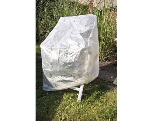 Zakrytá záhradná stolička s priehľadným ochranným obalom v záhrade