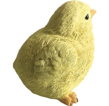 Žlté kuriatko ako záhradná dekorácia