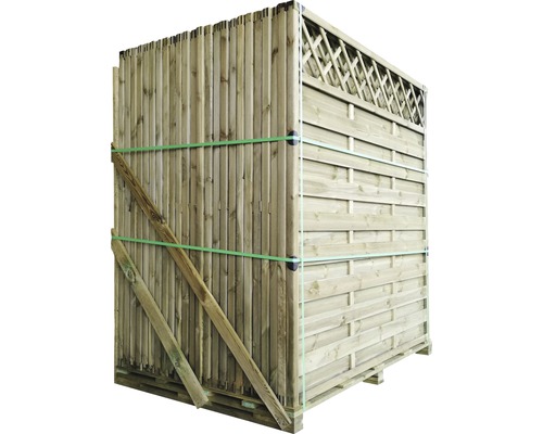 Drevené plotové diely na palete, zabalené a pripravené na dodanie