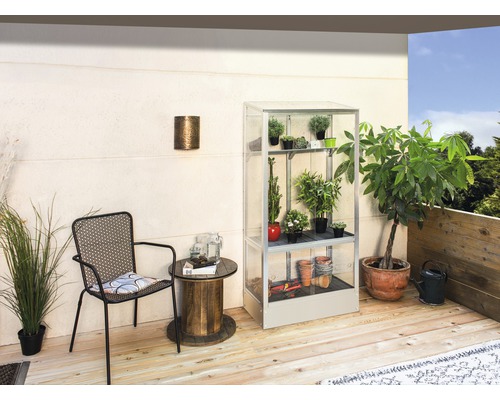 Skleník na balkón Vitavia Polis 350 sklenený 81x43 cm hliník vr. základového rámu Vonkajší priestor s regálom na rastliny, stoličkou a stolom