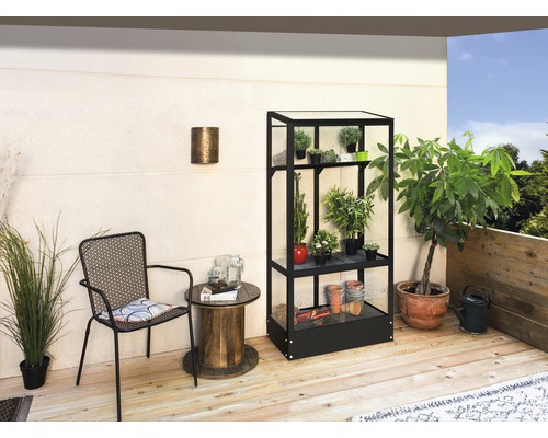 Skleník na balkón Vitavia Polis 350 sklenený 81x43 cm čierny vr. základového rámu Balkónová scéna so skleníkovým regálom, stoličkou a stolom na terase