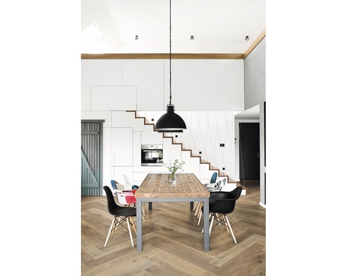 Svetlá obývacia izba s jedálenským stolom, stoličkami, schodiskom a závesným svietidlom