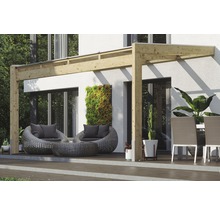 Drevená pergola s ratanovým nábytkom na terase