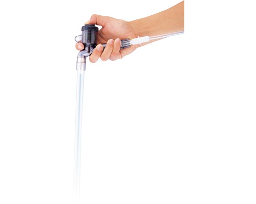 Ruka ovláda vodovodný kohútik s hadicovou prípojkou, z ktorého tečie voda.