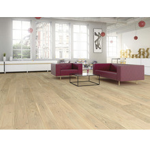 Obývacia izba so svetlou drevenou podlahou, červenou pohovkou a veľkými oknami