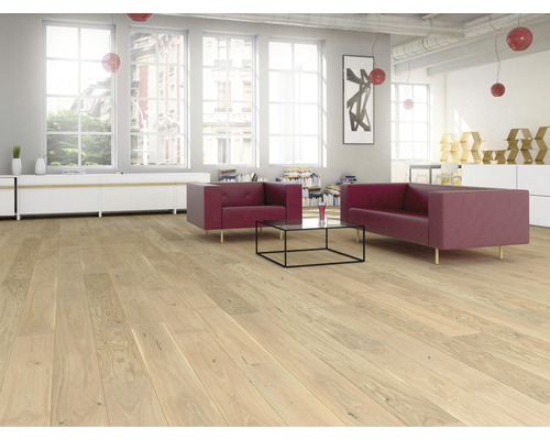 Obývacia izba so svetlou drevenou podlahou, červenou pohovkou a veľkými oknami