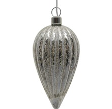 Strieborná ryhovaná vianočná ozdoba v tvare kvapky