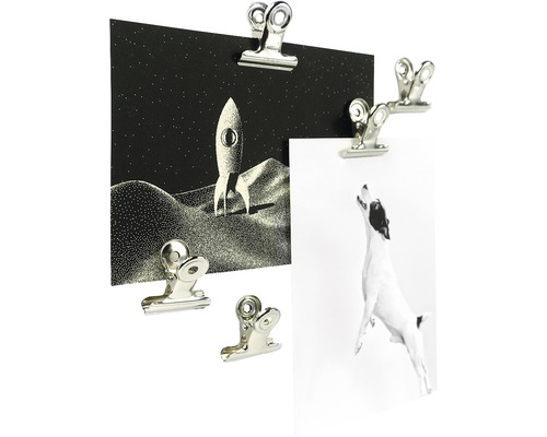 Niekoľko klipov pripevňuje fotografie k povrchu