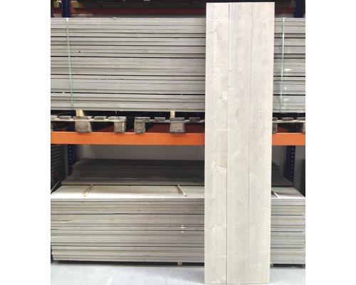 Drevené panely naskladané v regáli skladu