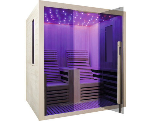 Interiér sauny s drevenými lavicami a osvetlením hviezdnej oblohy