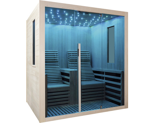 Sauna so sklenenou prednou stenou, drevenými lavicami a hviezdnou oblohou