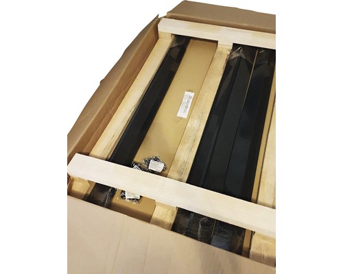 Balená súprava s čiernymi kovovými profilmi a upevňovacím materiálom v kartónovej krabici