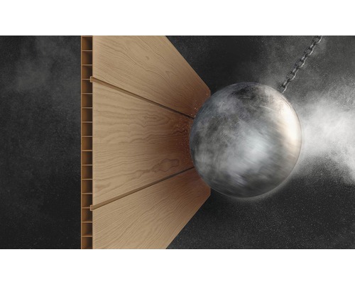 Demolačná guľa naráža do dreveného obkladu