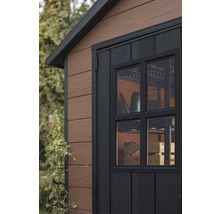 Detailný pohľad na záhradný domček s oknom a dverami