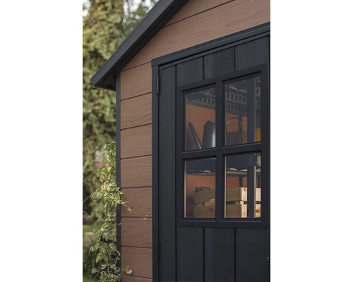 Detailný pohľad na záhradný domček s oknom a dverami