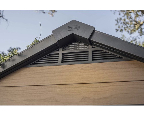 Detailný pohľad na záhradný domček s logom Keter