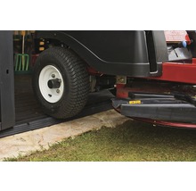 Záhradný traktor na podlahe garáže s rampou