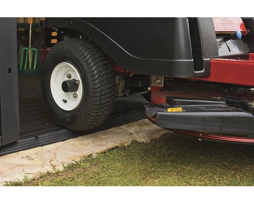 Záhradný traktor na podlahe garáže s rampou